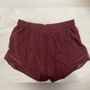 LULULEMON WOMEN HOTTY HOT LR SHORT 4" LINED- Size 8 TALL